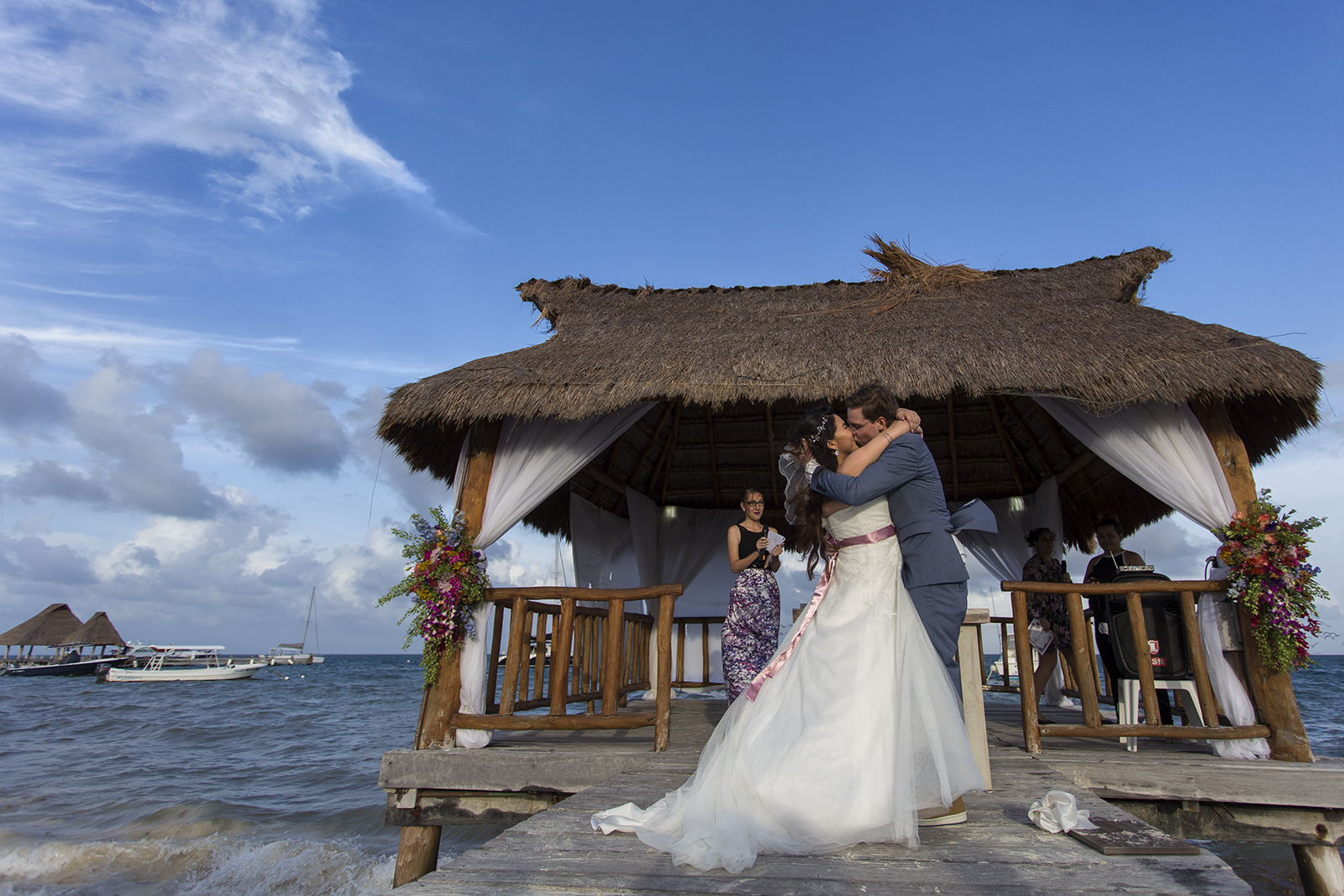 Eli &amp; Daniel Baja resolución 198